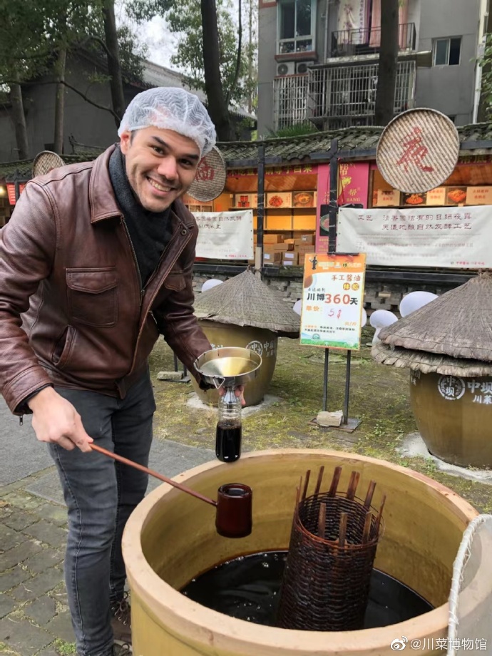One Day Learn How to Make a Chinese Snack and Visit Sichuan Cuisine Museum, experience the most popular Chinese cuisine!